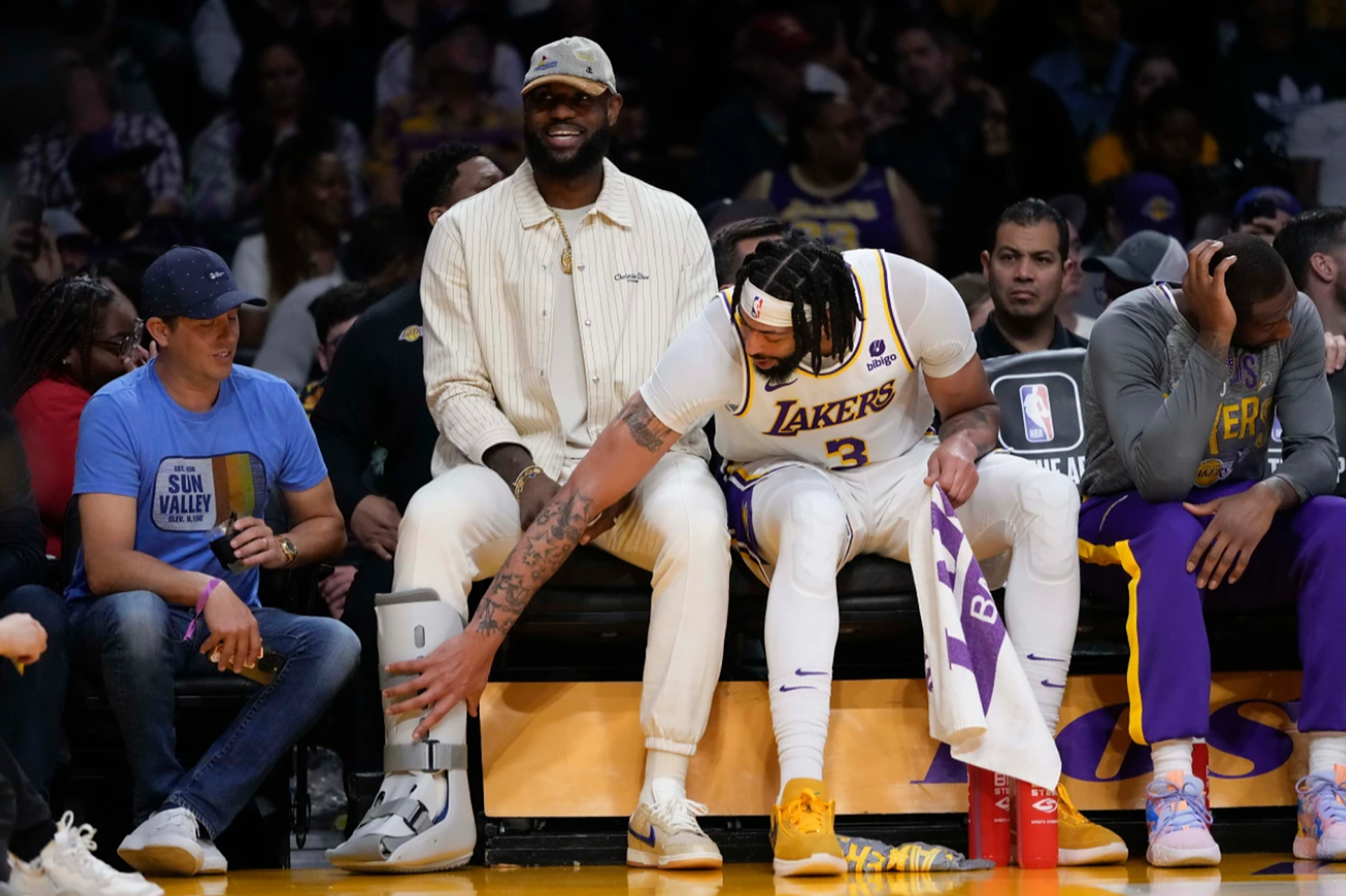 爱游戏tv-湖人主场逆转击败勇士，士气大振！的简单介绍