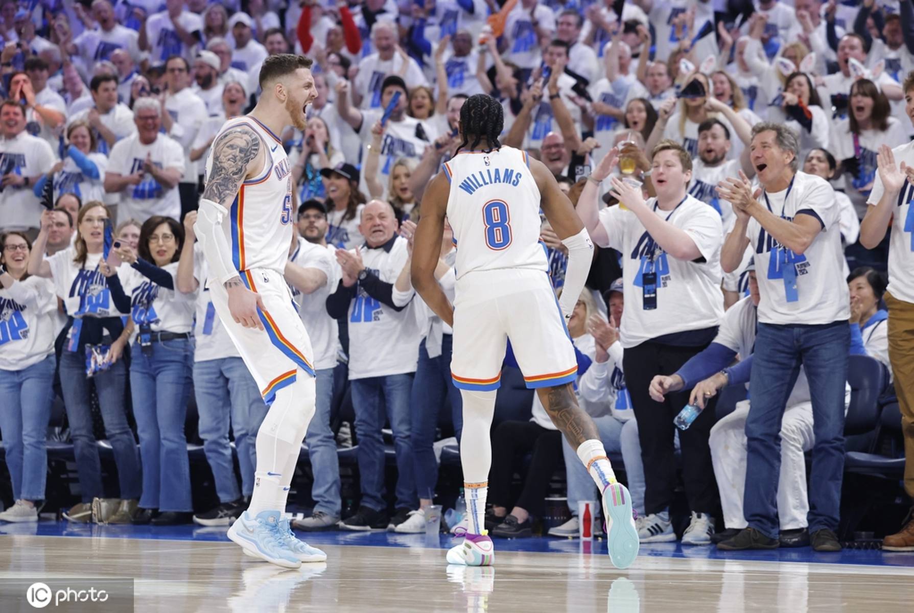 爱游戏tv-灰熊主场大胜森林狼，特雷杨伤退的简单介绍