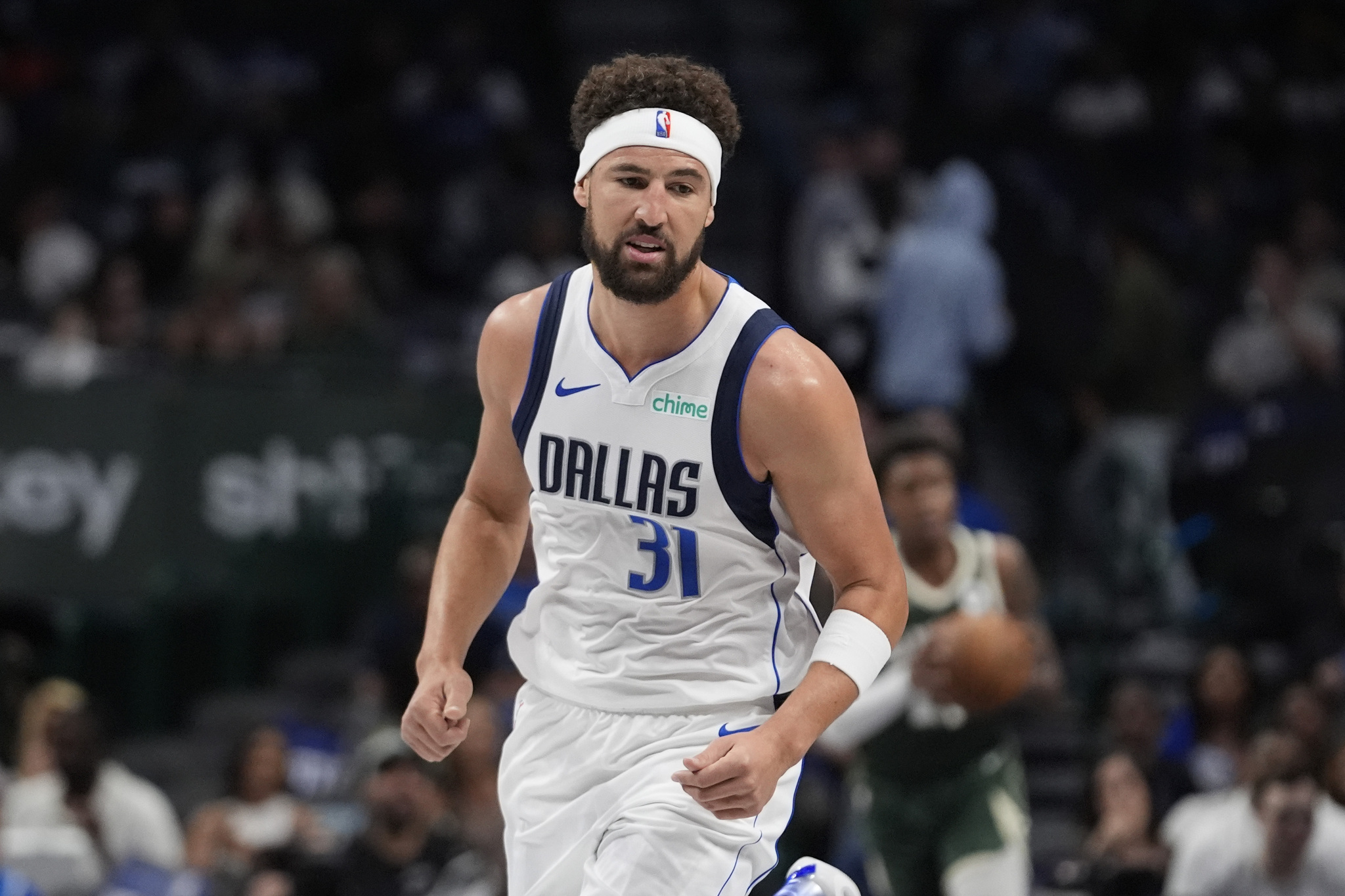 爱游戏体育-雄鹿战胜独行侠，主场霸气十足