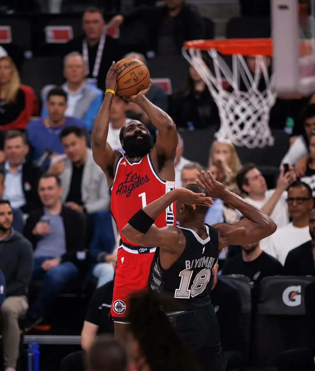 爱游戏tv-湖人险胜公牛，哈登惊艳四座