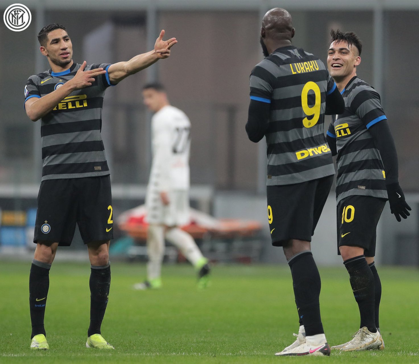 尤文对阵巴萨，阿什拉夫展现巨星价值