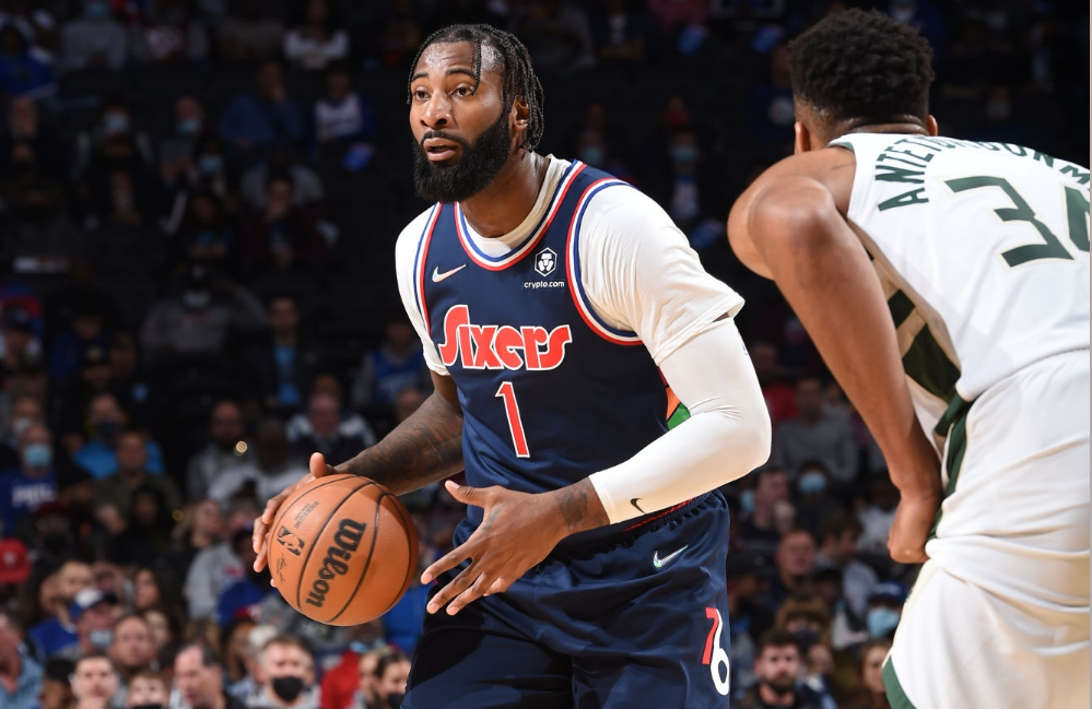 爱游戏-雄鹿压制76人，西亚卡姆成为关键先生